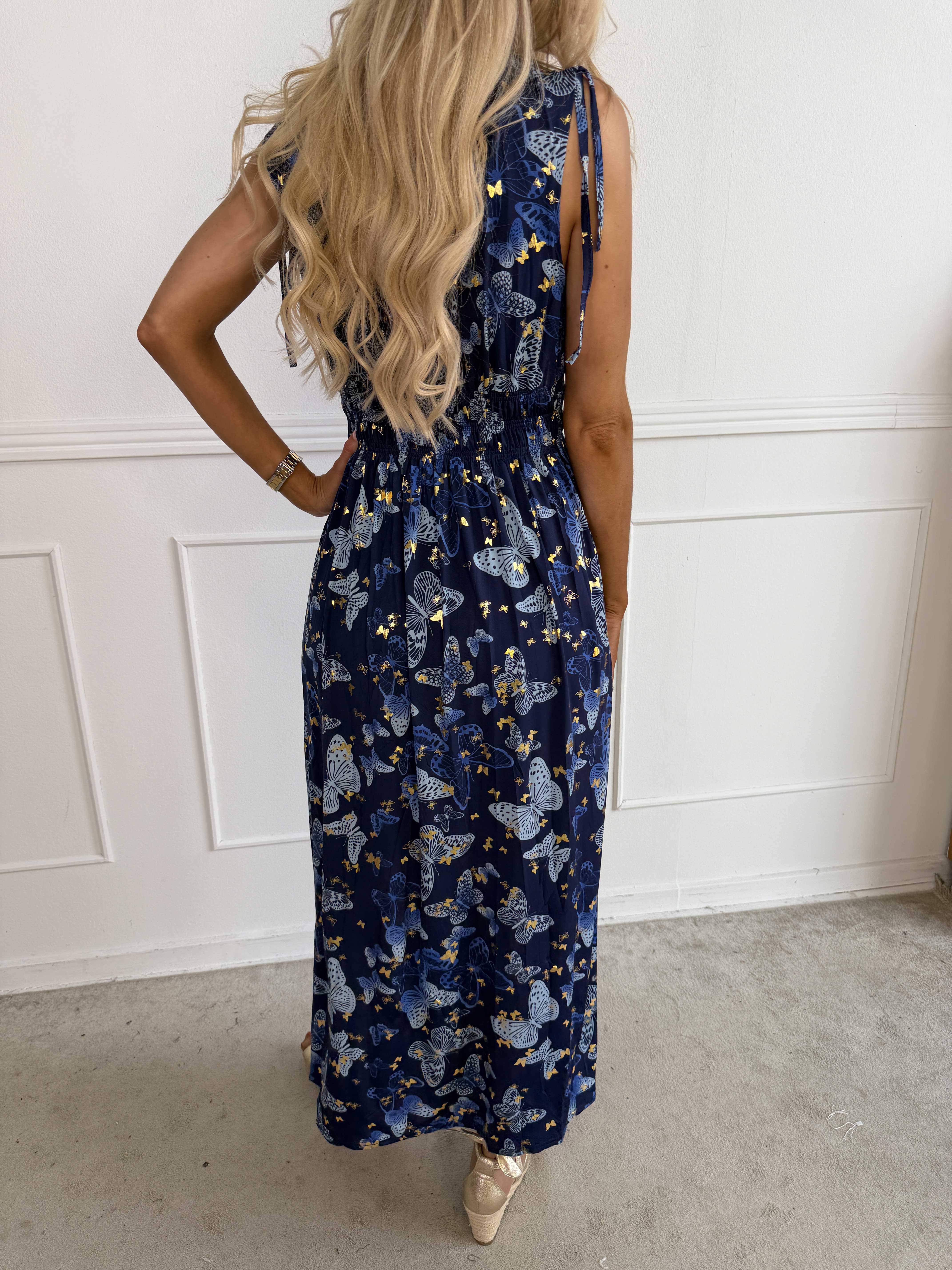 Pams Butterfly Sleeveless - Lang plus size kjole med sommerfugleprint og gulddetaljer